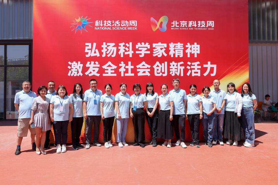 全体工作人员合影