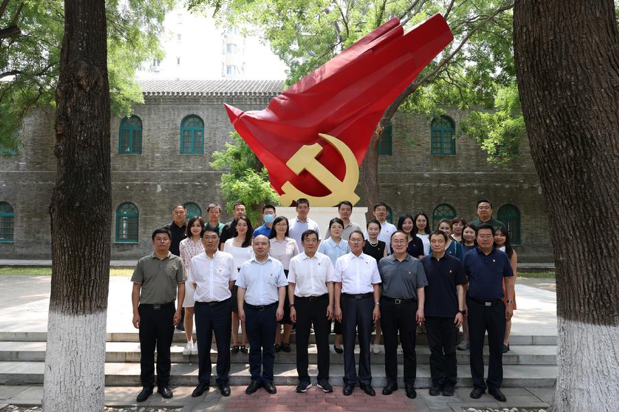 党员干部合影