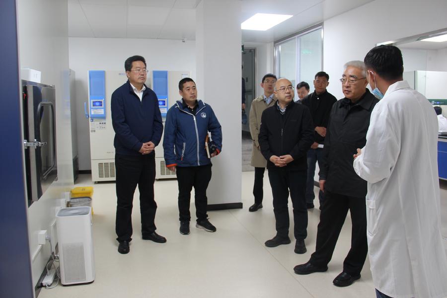 调研麋鹿保护实验室