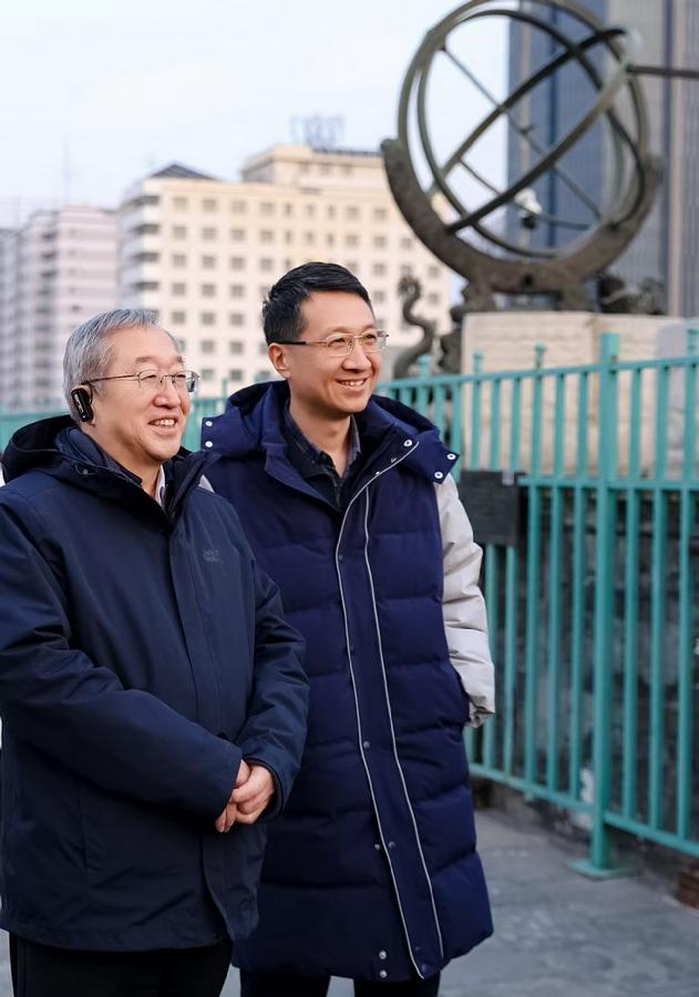 北京市直机关工委副书记、一级巡视员何群与院党组副书记杨东起在古观象台调研交流