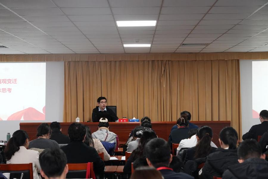 （中央团校党委副书记、常务副校长、二级教授廉思授课）