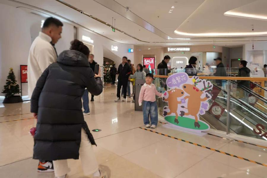 小朋友打卡“麋鹿迷惑行为”形象