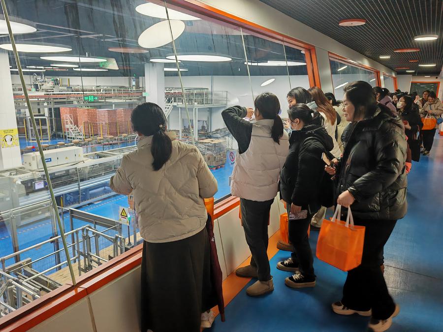 近距离观摩标准化生产线