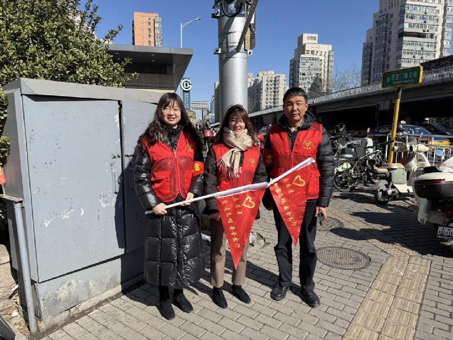 开展“我认领 我服务”路口文明引导活动