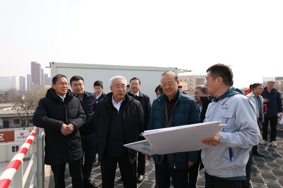 与会人员在指挥调度平台察看现场施工情况