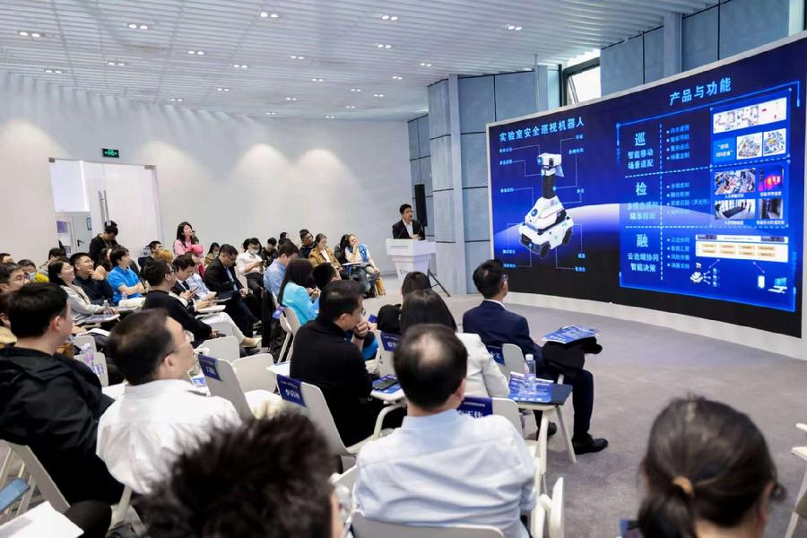 实验室安全智能巡检机器人亮相中关村论坛