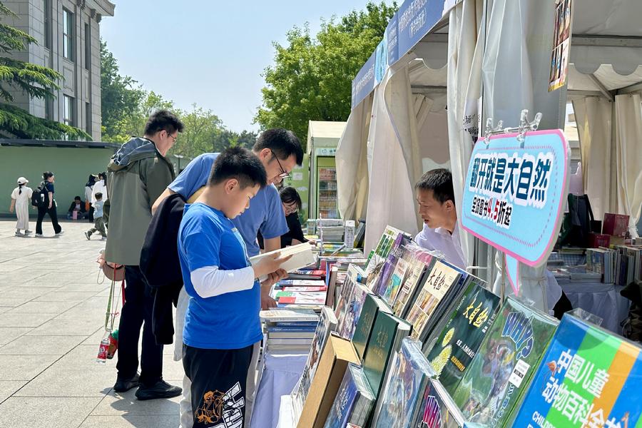 国家自然博物馆广场的“科普阅读市集”