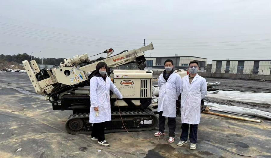 地下水污染风险控制青年突击队成员不畏酷暑严寒开展现场研究