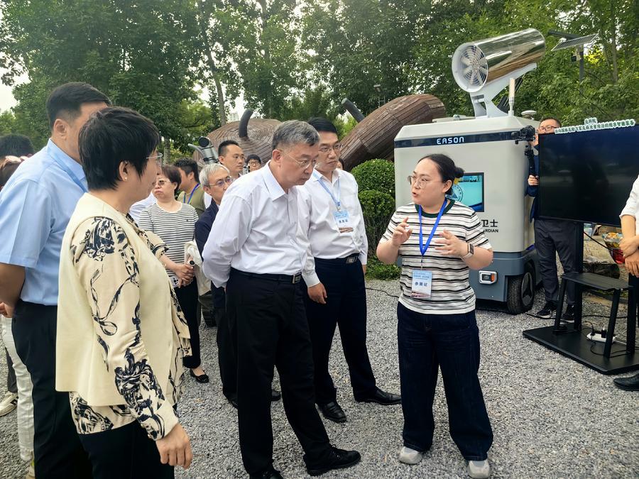 北京市园林绿化局各级领导驻足听取讲解