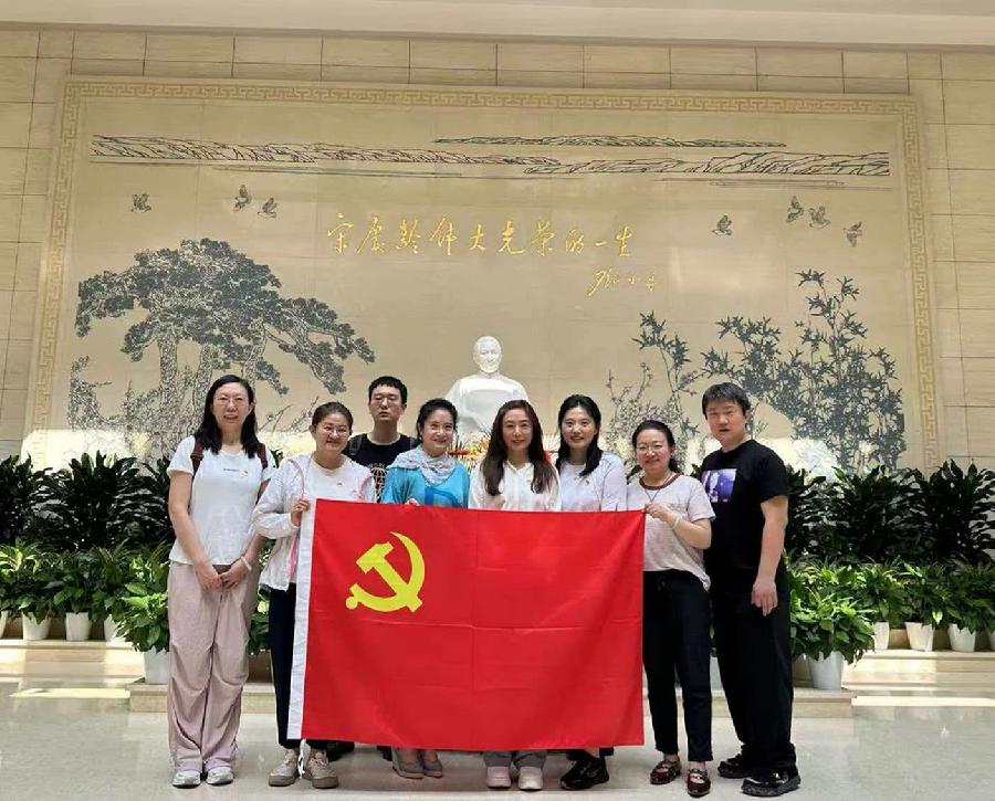 支部党员和群众合影2