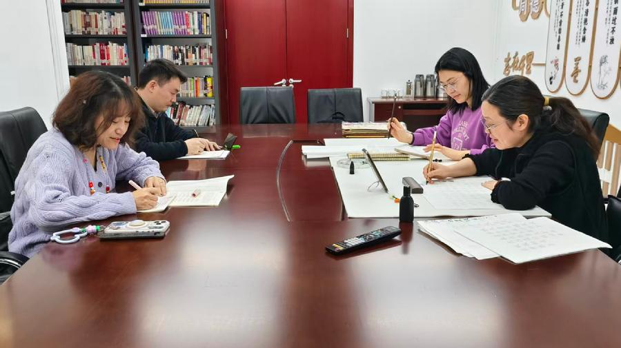 支部书记邹涛带领“翰墨丹青”小组党员开展修身养性练习