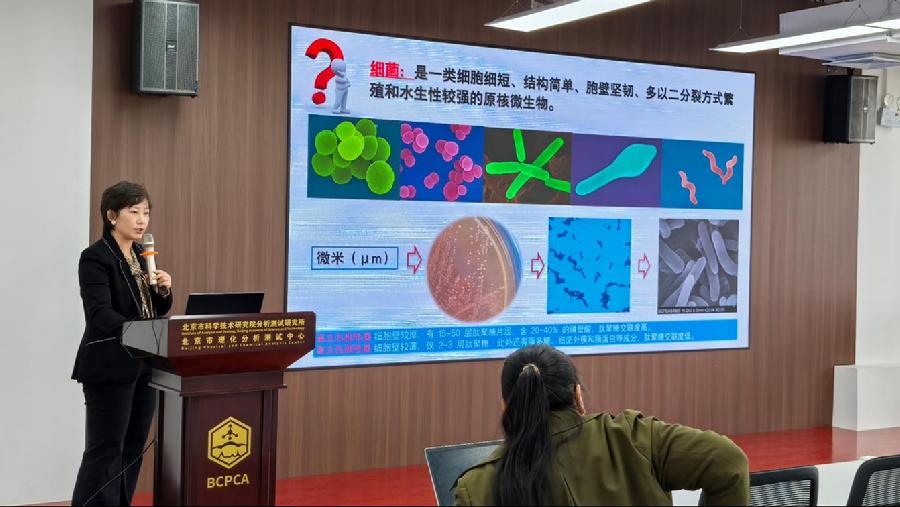支部委员“上讲台”开展公益讲座活动（图为支部副书记高丽娟）