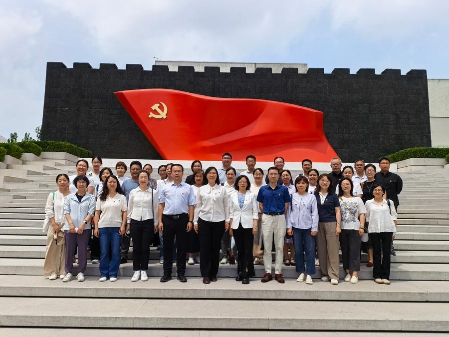 参观中国共产党历史展览馆