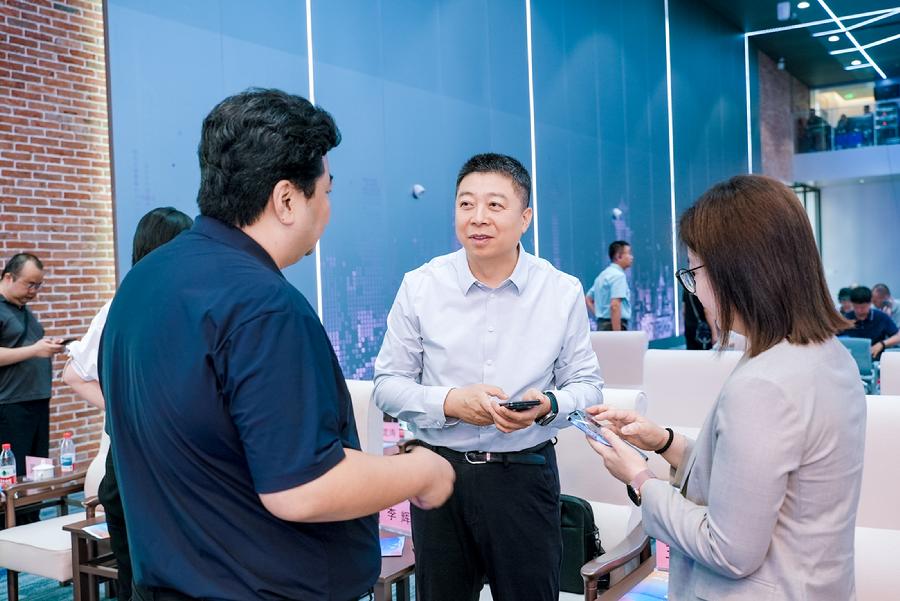 北京市科学技术研究院工作人员和与会专家交流