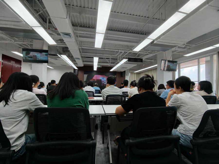 观看警示教育片