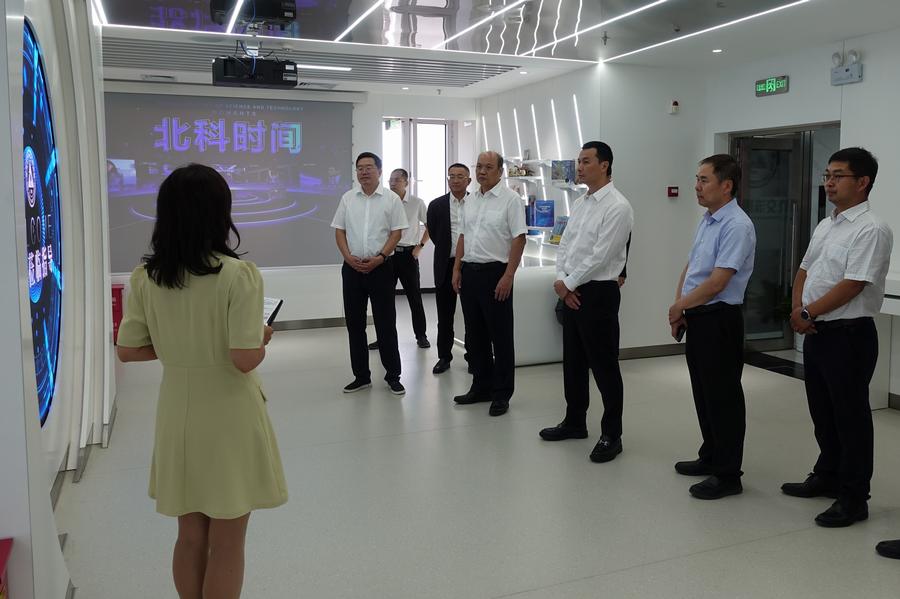 参观科技交流展示中心