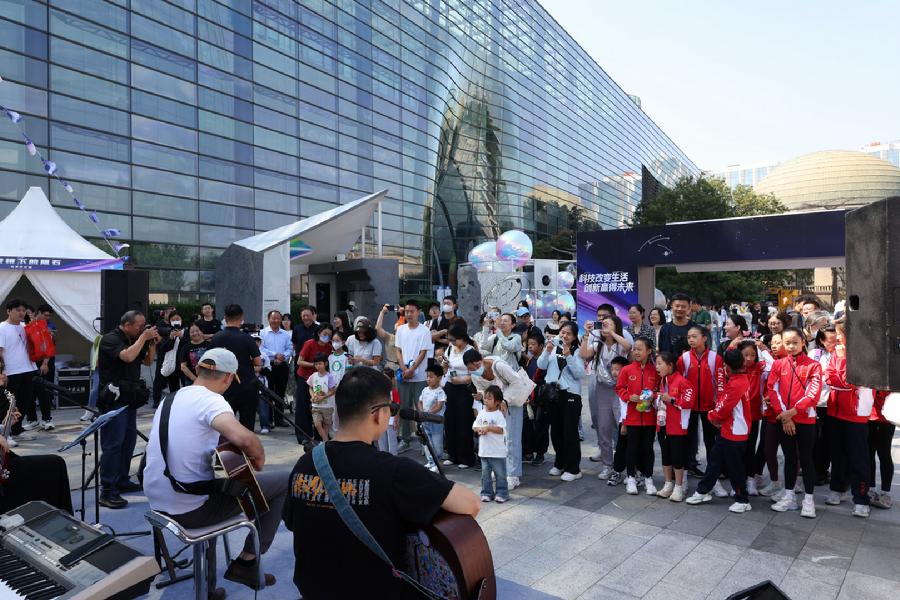 公众观看科普展演