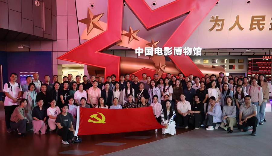 （围绕践行正确政绩观开展分组研讨）